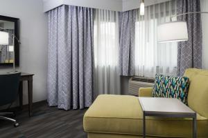Posezení v ubytování Hampton Inn Monterey