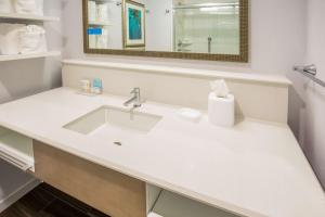 Koupelna v ubytování Hampton Inn Monterey
