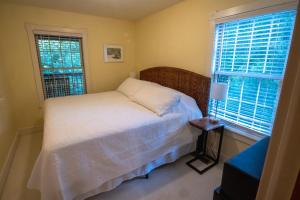 - une chambre avec un lit blanc et 2 fenêtres dans l'établissement Relax & Renew, Beauty Mountain Hideaway abuts New River Gorge Natl Pk at Short Crk, 