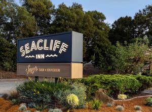 una señal para una posada de playa en un jardín en Seacliff Inn Aptos, Tapestry Collection by Hilton en Aptos