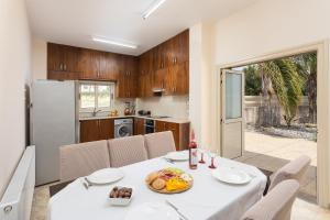 eine Küche mit einem Tisch und einer Obstschale darauf in der Unterkunft Villa Elite in Dhrousha