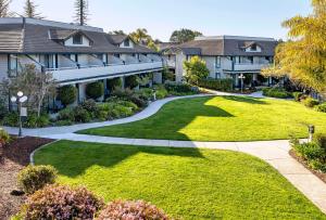 Seacliff Inn Aptos, Tapestry Collection by Hilton外面的花园