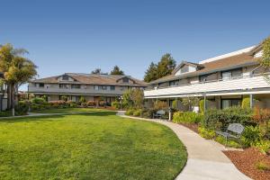 Seacliff Inn Aptos, Tapestry Collection by Hilton外面的花园