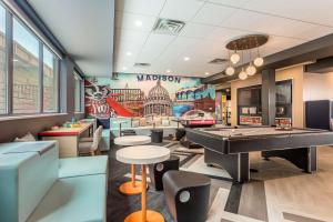 マディソンにあるTru By Hilton Madison Westの卓球台とビリヤード台のあるレストランを併設しています。