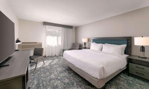 Seacliff Inn Aptos, Tapestry Collection by Hilton客房内的一张或多张床位