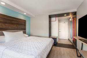 Tru By Hilton Madison West客房内的一张或多张床位