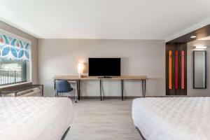 Tru By Hilton Madison West客房内的一张或多张床位