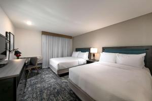 Seacliff Inn Aptos, Tapestry Collection by Hilton客房内的一张或多张床位