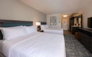 Seacliff Inn Aptos, Tapestry Collection by Hilton客房内的一张或多张床位