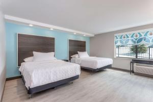 Tru By Hilton Madison West客房内的一张或多张床位