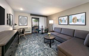 Seacliff Inn Aptos, Tapestry Collection by Hilton的休息区