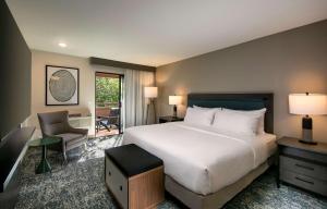 阿普托斯Seacliff Inn Aptos, Tapestry Collection by Hilton的一间带床和椅子的酒店房间 更多37张照片