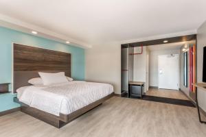 Tru By Hilton Madison West客房内的一张或多张床位