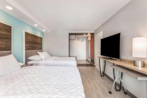 Tru By Hilton Madison West客房内的一张或多张床位