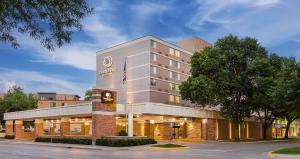麦迪逊DoubleTree by Hilton Madison Downtown的汉普顿旅馆和套房的 ⁇ 染