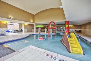 una piscina cubierta con tobogán y un parque acuático en Hampton Inn & Suites Madison - West, en Madison