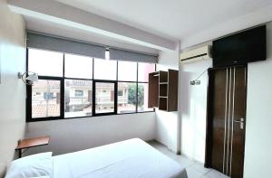 1 dormitorio con cama y ventana grande en Hotel Plaza Center, en Santa Cruz de la Sierra