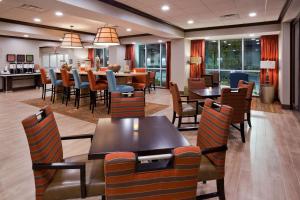 a dining room with tables and chairs in a restaurant at Hampton Inn Minneapolis Bloomington West in Bloomington