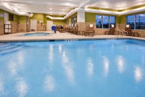 una gran piscina con agua azul en una habitación de hotel en Hampton Inn Minneapolis Bloomington West en Bloomington