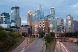 eine Skyline der Stadt mit einer Autobahn vor den Gebäuden in der Unterkunft Hilton Garden Inn Minneapolis Downtown in Minneapolis