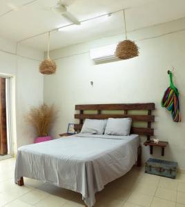 Casa don Conde/equipado/wifi/bicicletas gratis. في فالادوليد: غرفة نوم بسرير كبير في غرفة