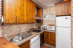 Kuchyňa alebo kuchynka v ubytovaní Villa Casa Gebemir