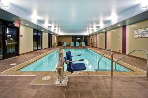 - une grande piscine dans une chambre d'hôtel dans l'établissement Home2 Suites By Hilton Eagan Minneapolis, à Eagan