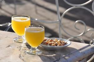 dos copas y un tazón de nueces en una mesa en Cantinho da Té, en Câmara de Lobos