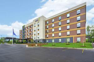 un hotel con un estacionamiento delante de él en Home2 Suites By Hilton Minneapolis-Eden Prairie, en Minnetonka