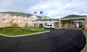 una furgoneta estacionada en un estacionamiento frente a un hotel en Hilton Garden Inn Minneapolis/Eden Prairie, en Eden Prairie