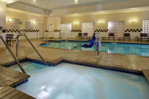 ein großer Pool mit Rutsche in der Unterkunft Hilton Garden Inn Minneapolis/Eden Prairie in Eden Prairie