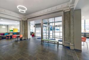 Tru By Hilton Minneapolis Downtown的休息区