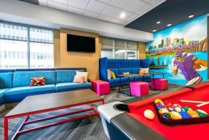 Tru By Hilton Minneapolis Downtown的休息区