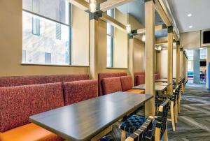 Tru By Hilton Minneapolis Downtown的休息区