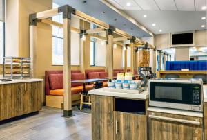 a waiting room with a counter with a microwave at Tru By Hilton Minneapolis, Mn in Minneapolis