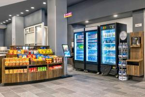 een supermarkt gangpad met koelkasten en planken voedsel bij Tru By Hilton Minneapolis, Mn in Minneapolis