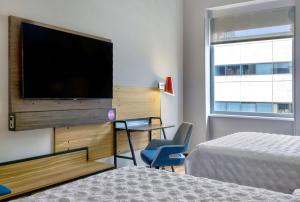 Tru By Hilton Minneapolis Downtown的电视和/或娱乐中心