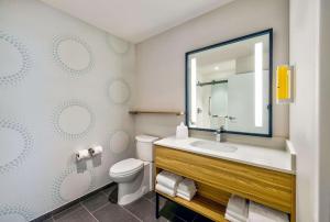 Tru By Hilton Minneapolis Downtown的一间浴室