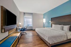 Tru By Hilton Minneapolis Downtown客房内的一张或多张床位