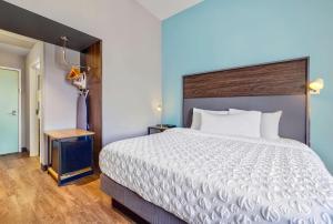 Tru By Hilton Minneapolis Downtown客房内的一张或多张床位
