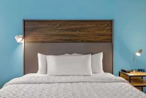 Tru By Hilton Minneapolis Downtown客房内的一张或多张床位