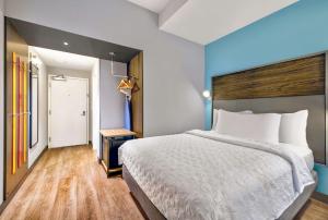 Tru By Hilton Minneapolis Downtown客房内的一张或多张床位