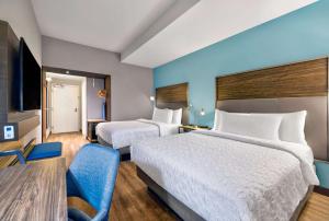 Tru By Hilton Minneapolis Downtown客房内的一张或多张床位
