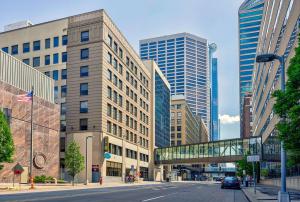 eine Stadtstraße mit hohen Gebäuden und einer Brücke in der Unterkunft Tru By Hilton Minneapolis, Mn in Minneapolis