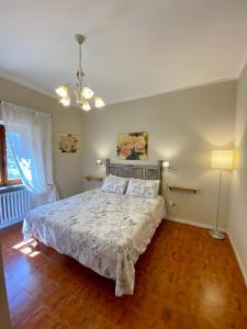 a bedroom with a bed and a lamp in it at Casale Il Tiglio in Anghiari