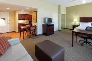 Habitación de hotel con cama y escritorio en Homewood Suites by Hilton Minneapolis - Saint Louis Park at West End en Saint Louis Park