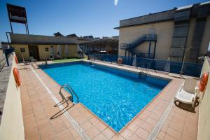 una gran piscina con un tobogán en un edificio en Alijar Lux Bormujos, en Bormujos