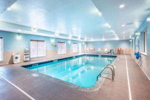 a large swimming pool in a large room at Hilton Garden Inn Minneapolis Airport Mall of America in Bloomington