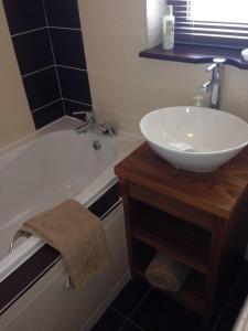 a bathroom with a sink and a bath tub with a sink at Cahirciveen Marina, Ring Of Kerry in Cahersiveen