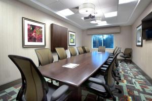 sala konferencyjna z drewnianym stołem i krzesłami w obiekcie Hilton Garden Inn Minneapolis Airport Mall of America w mieście Bloomington +32 zdjęcia